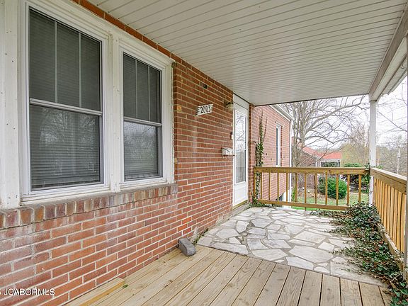 2nd image of 2003 Meadow Ln