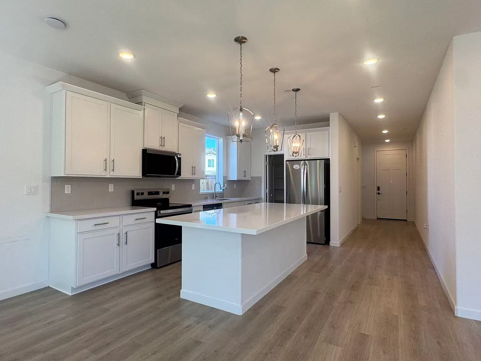 4 bed, 2242 sqft, $3,280 — Photo 3