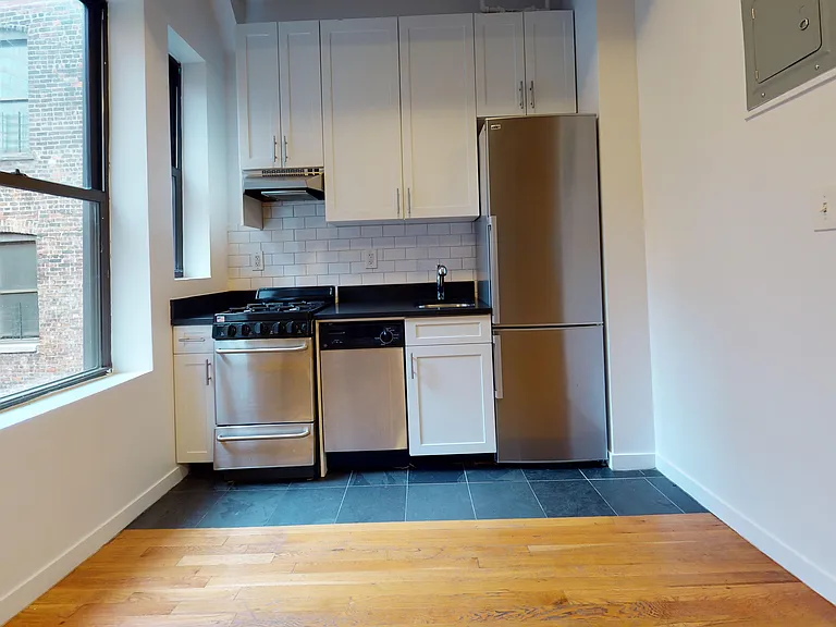 425 E 65th St #21 — Photo 3