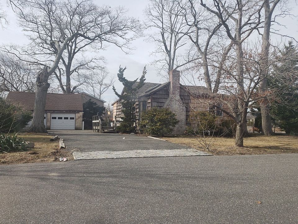 1st image of 136 Roosevelt Ave