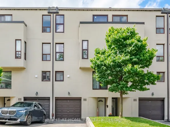 24 Reid Dr #8, Mississauga, ON L5M 2A6