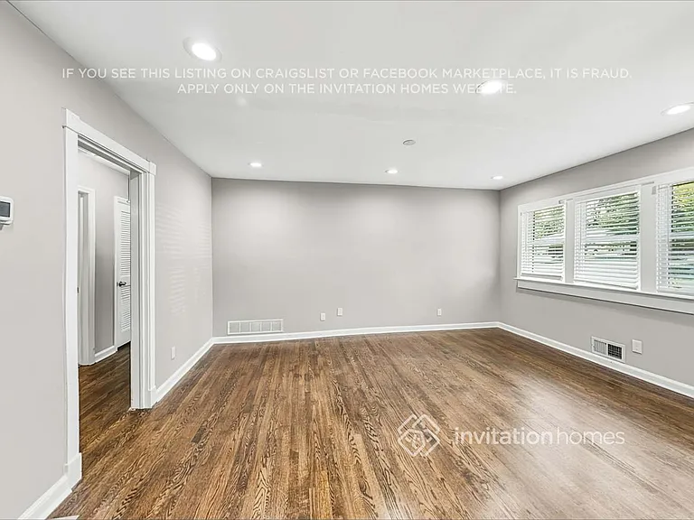 1095 Longshore Dr — Photo 4