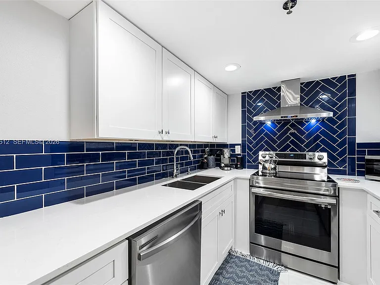 2401 Collins Ave #1007 — Photo 10