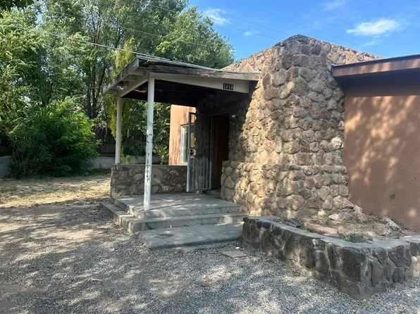 1918 Evergreen Ln, Santa Cruz, NM 87567