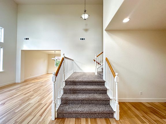 5th image of 226 E Elkhorn Avenue
