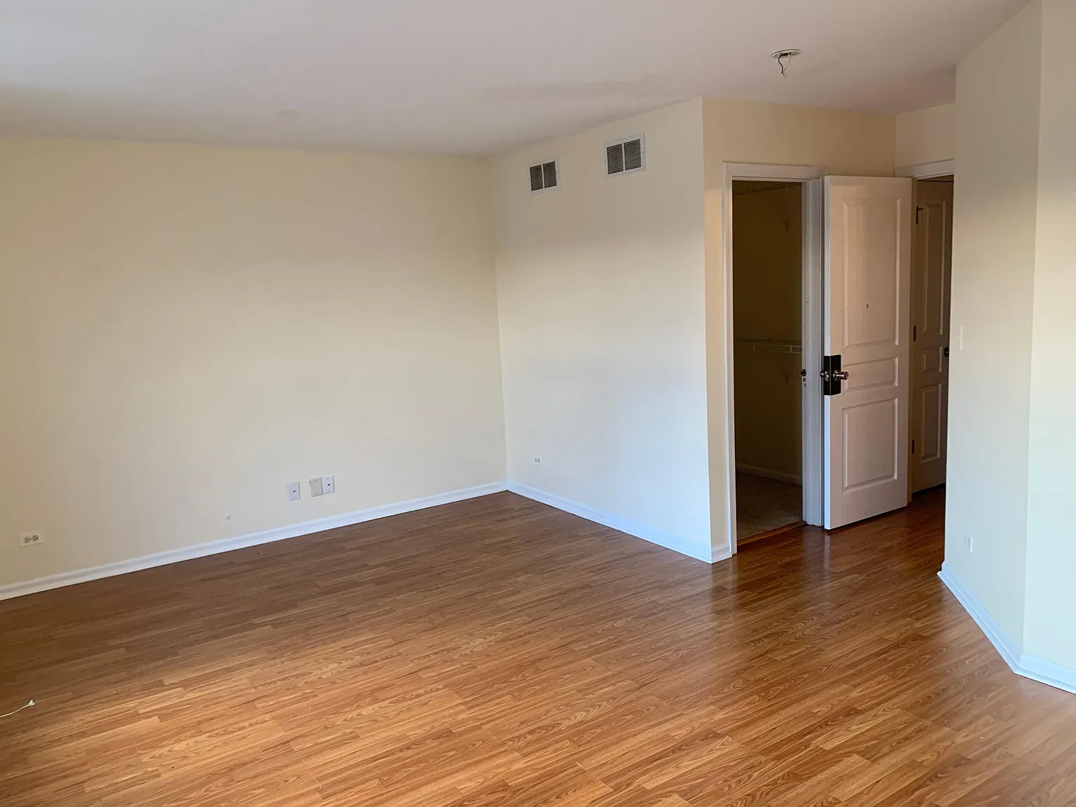 742 Pointe Dr — Photo 3