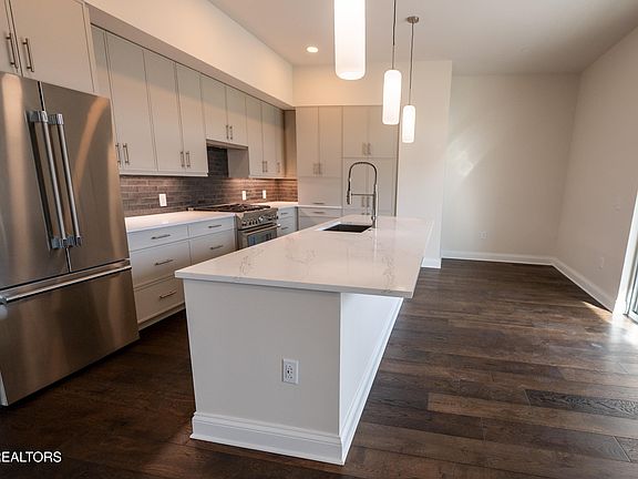 5th image of 122 Stadium Way #306