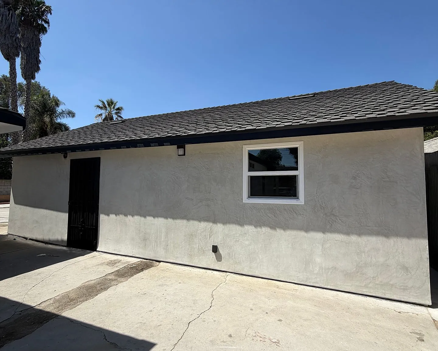 Beautifully remodeled 2-bedroom, 1-bathroom back house in the heart of Compton! — Photo 2