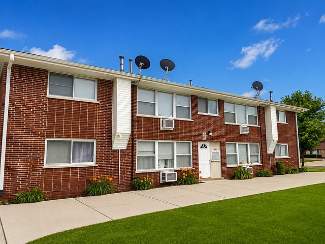 1st image of 1004 Parkwood Dr APT 2E