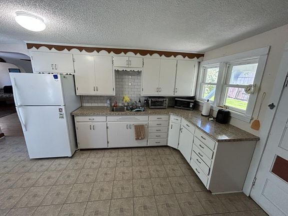 5th image of 4453 Barrie Rd