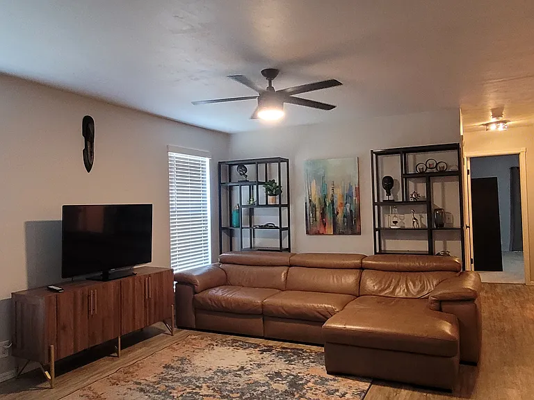 4709 Hemlock Ln — Photo 2
