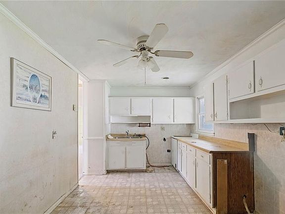 3rd image of 1003 Rollins Cir