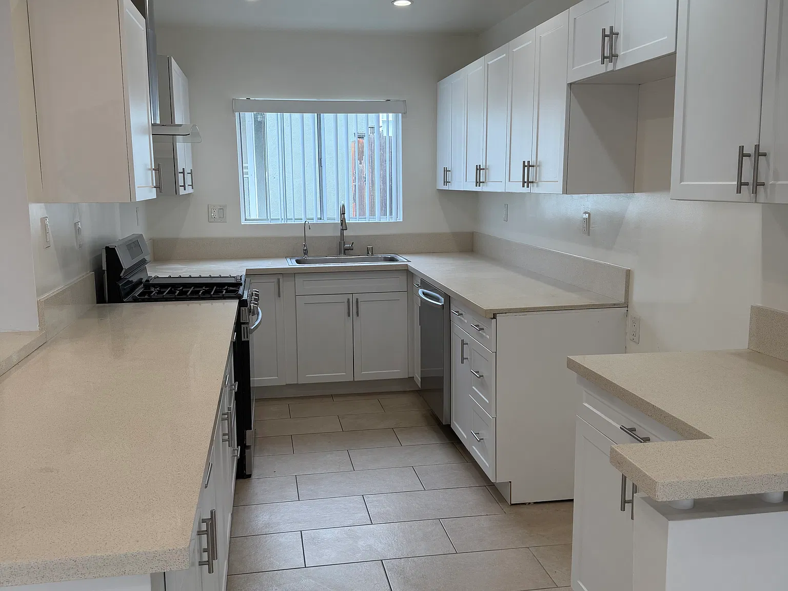 2 bed, 1000 sqft, $3,000 — Photo 2