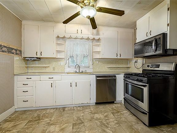 5th image of 110 E 3rd St