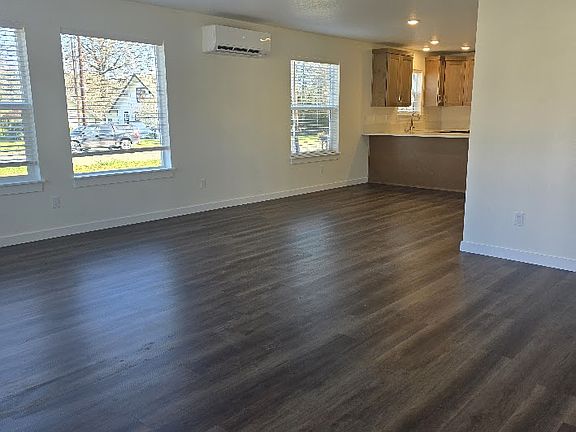 4th image of 236 SE Main St