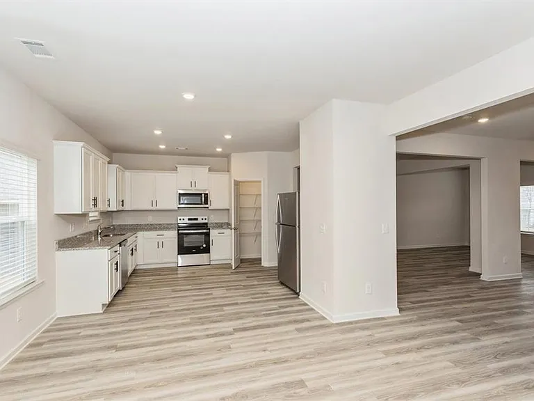 668 Mackenzie Cv — Photo 8