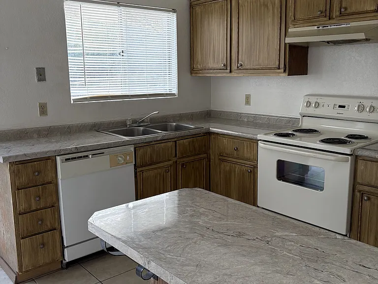 433 Avenida Garza #C — Photo 14