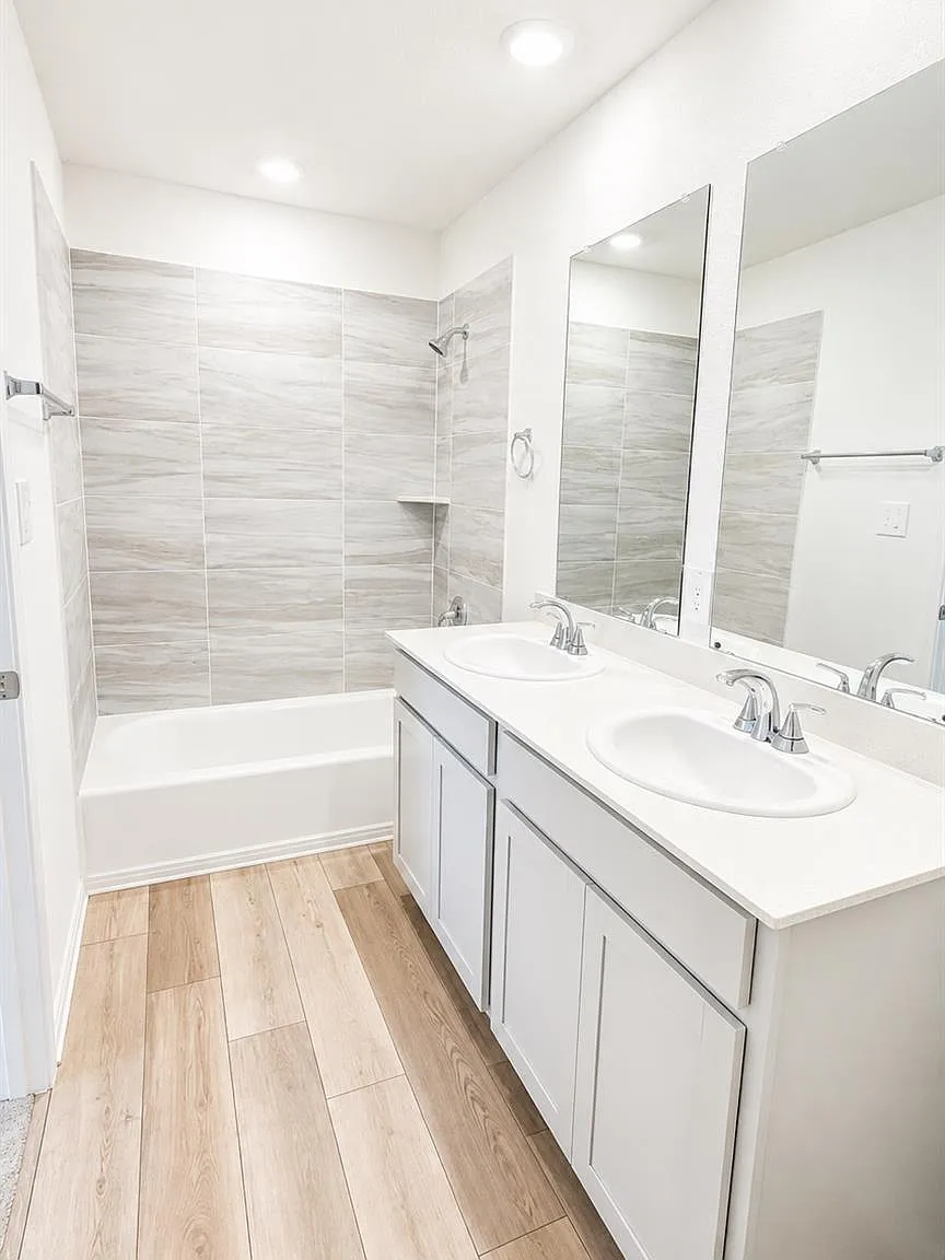 4 bed, 2.5 bath, 2126 sqft, $2,400 — Photo 3