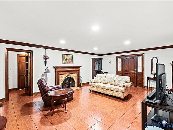 4th image of 1410 Eastlook Ln