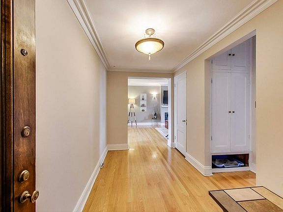 5th image of 431 W Oakdale Ave APT 12C