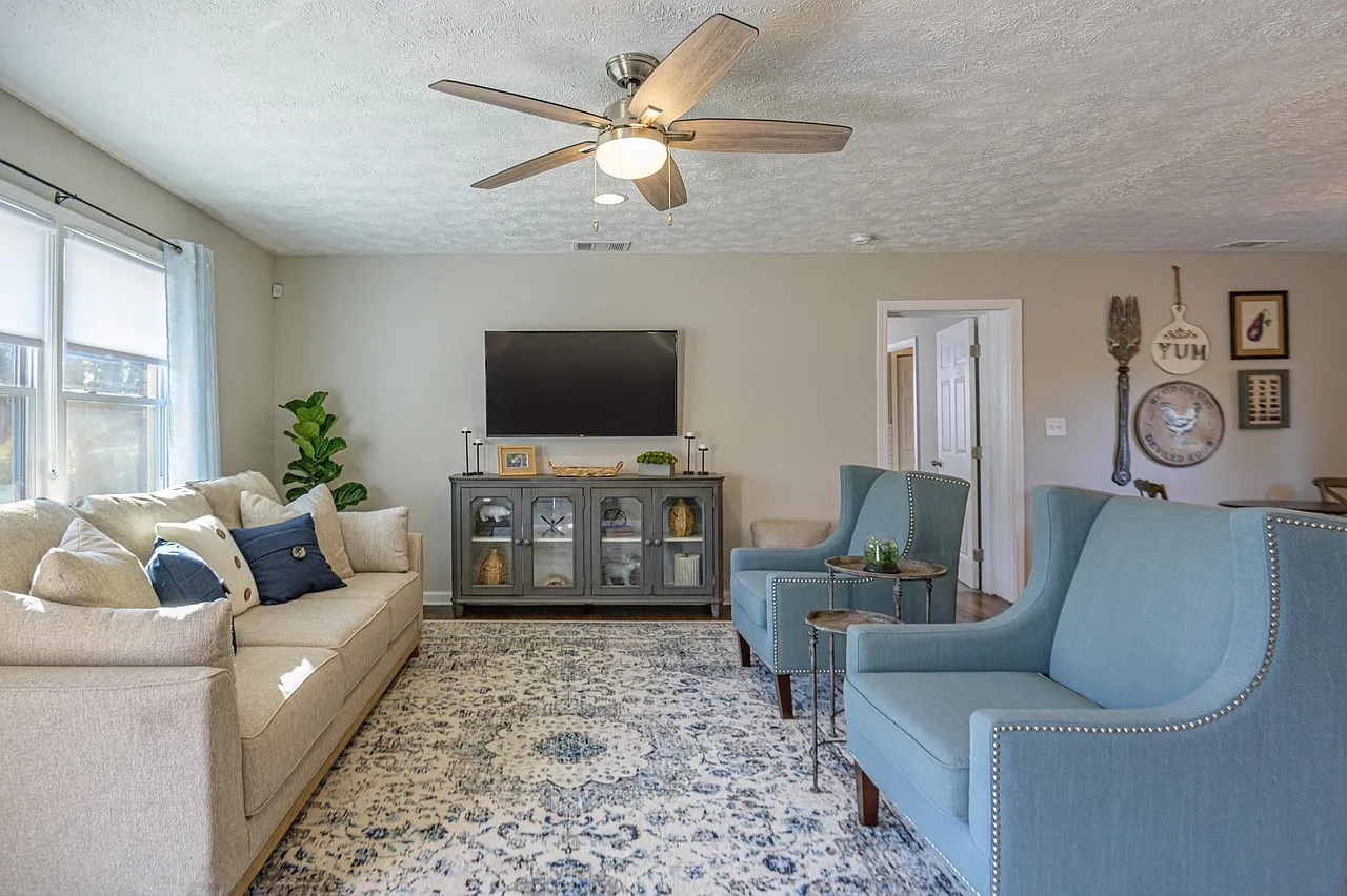 4 bed, 3.0 bath, 2300 sqft, $5,585 — Photo 2