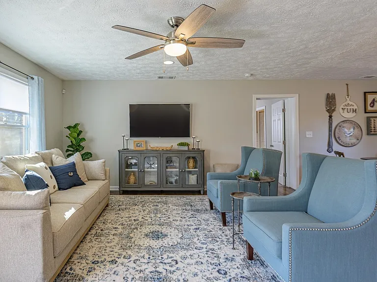 941 Pine Mnr — Photo 2