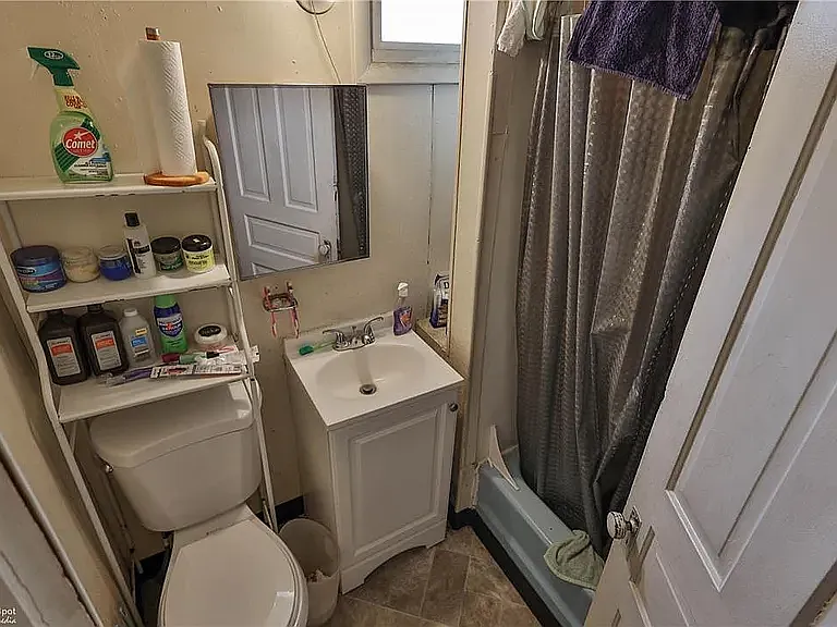 927 W Green St — Photo 8