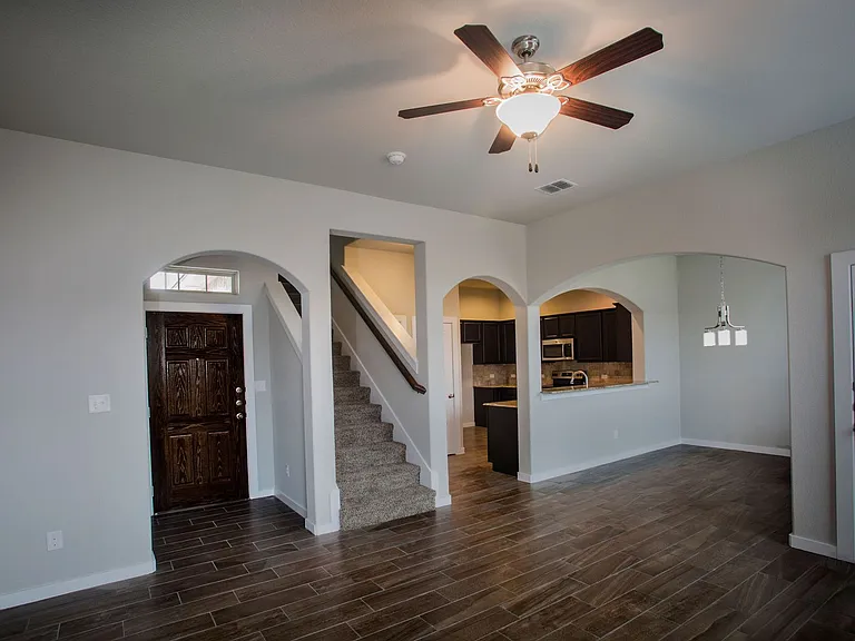 112 Lakeview Ct — Photo 3