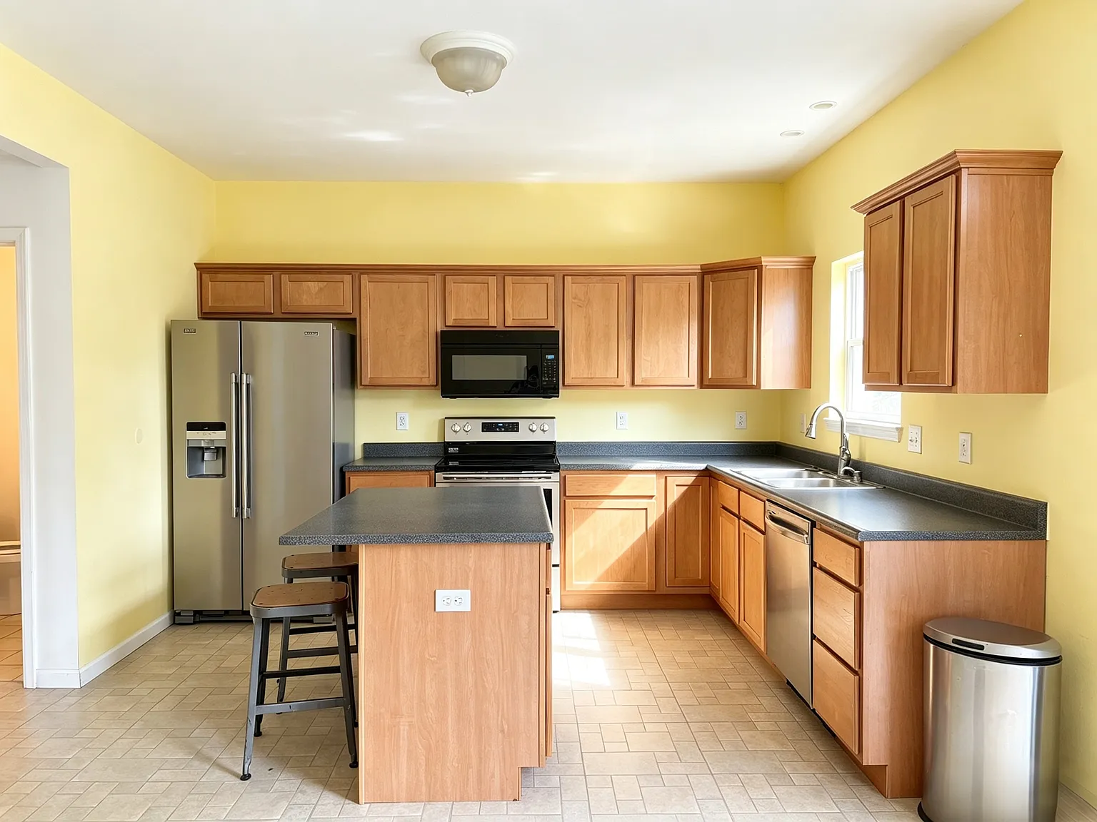 4 bed, 2.5 bath, 2336 sqft, $2,140 — Photo 2