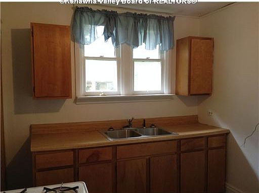 3rd image of 105 Hunt Ave