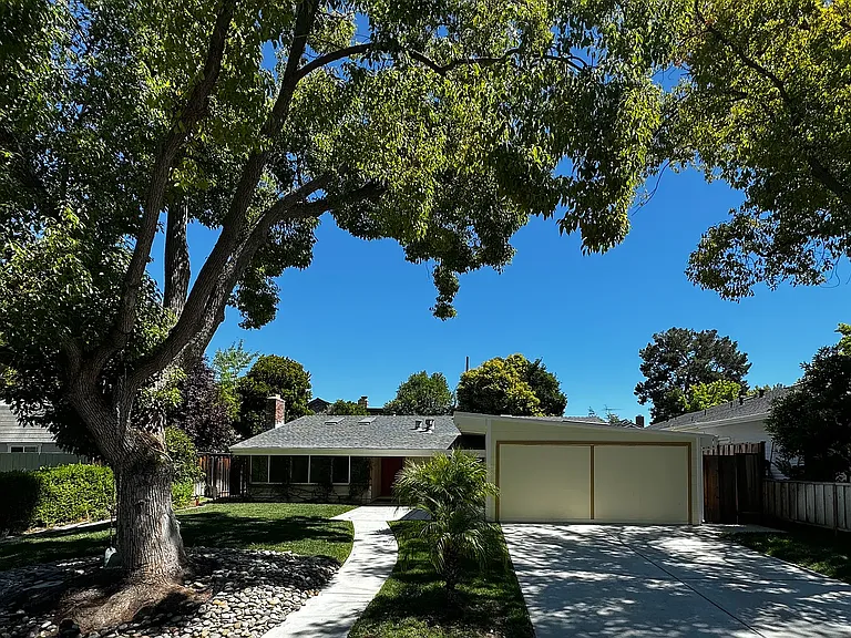 520 Saint Claire Dr — Photo 1