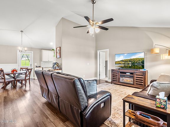 3rd image of 63 Springview Drive