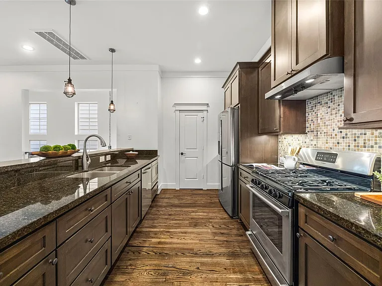 1115 W 15th St — Photo 3