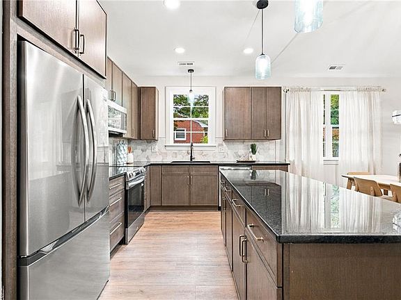 4th image of 518 Charles St #A