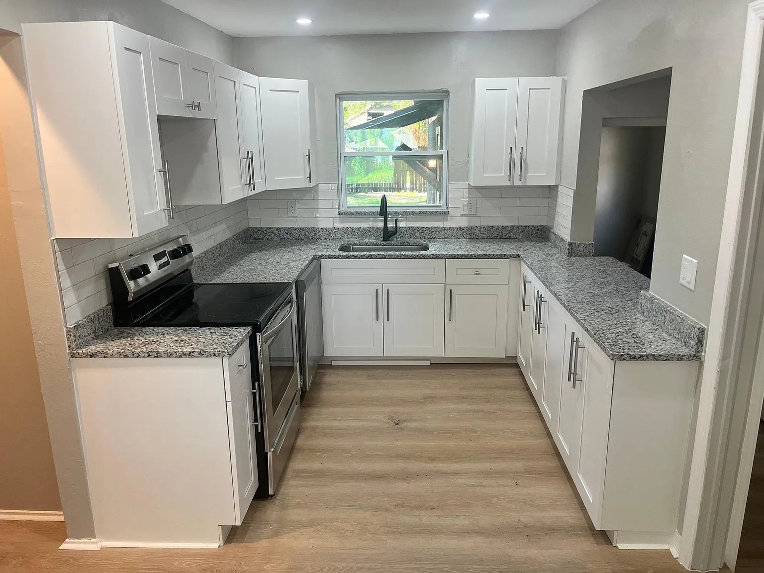 3 bed, 1000 sqft, $2,390 — Photo 4