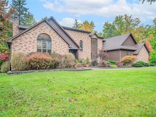 6 Willowbrook Dr, Orchard Park, NY 14127