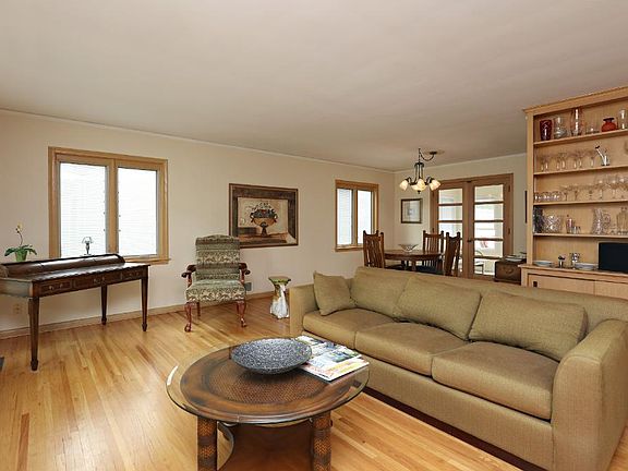 5th image of 1027 Hyacinth Ave E