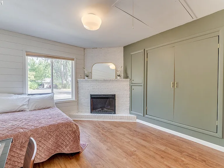 15150 SW Division St — Photo 1