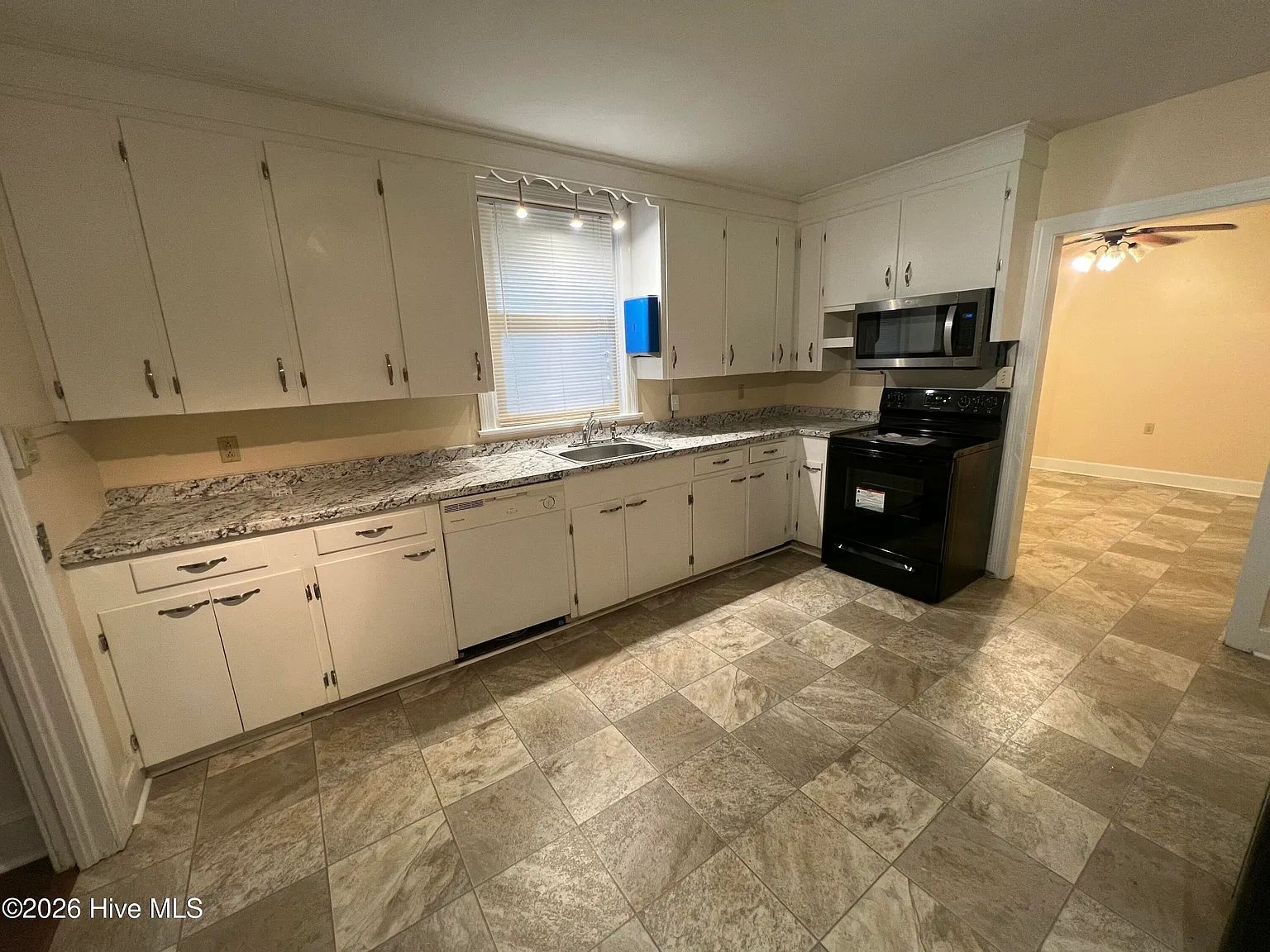 3 bed, 2.5 bath, $1,945 — Photo 4