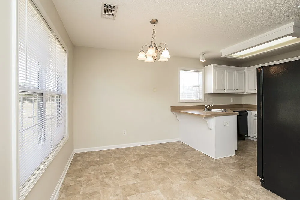 3 bed, 3.0 bath, 1306 sqft, $1,880 — Photo 3