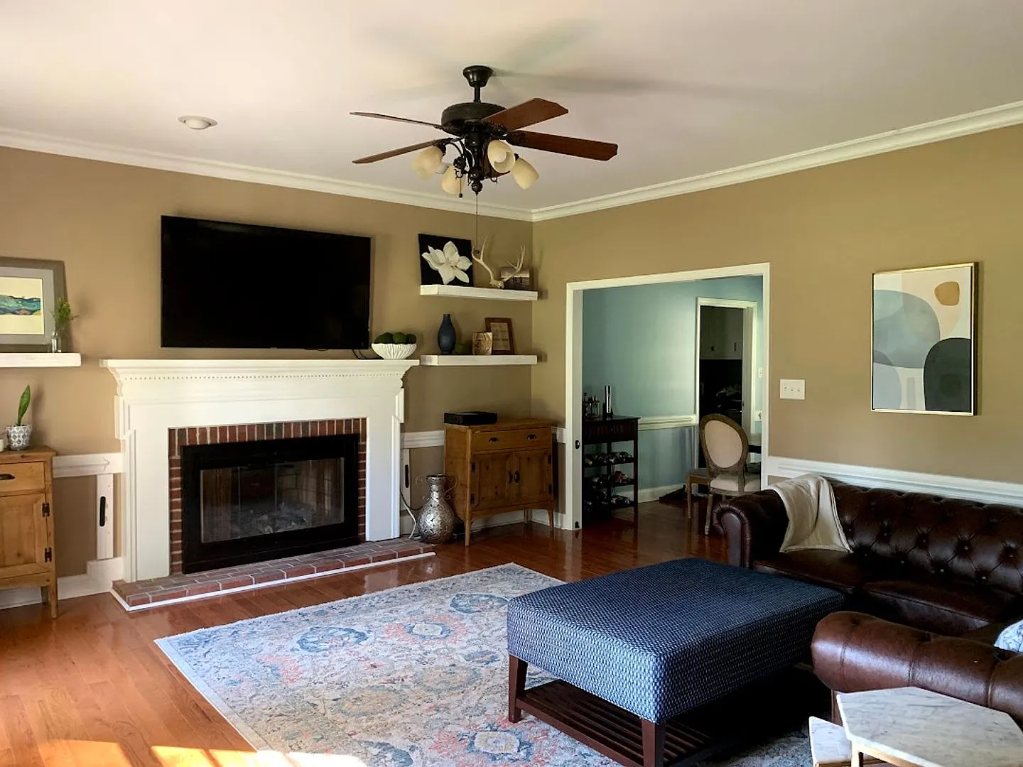 4 Bedroom Home in Maplewood — Photo 2