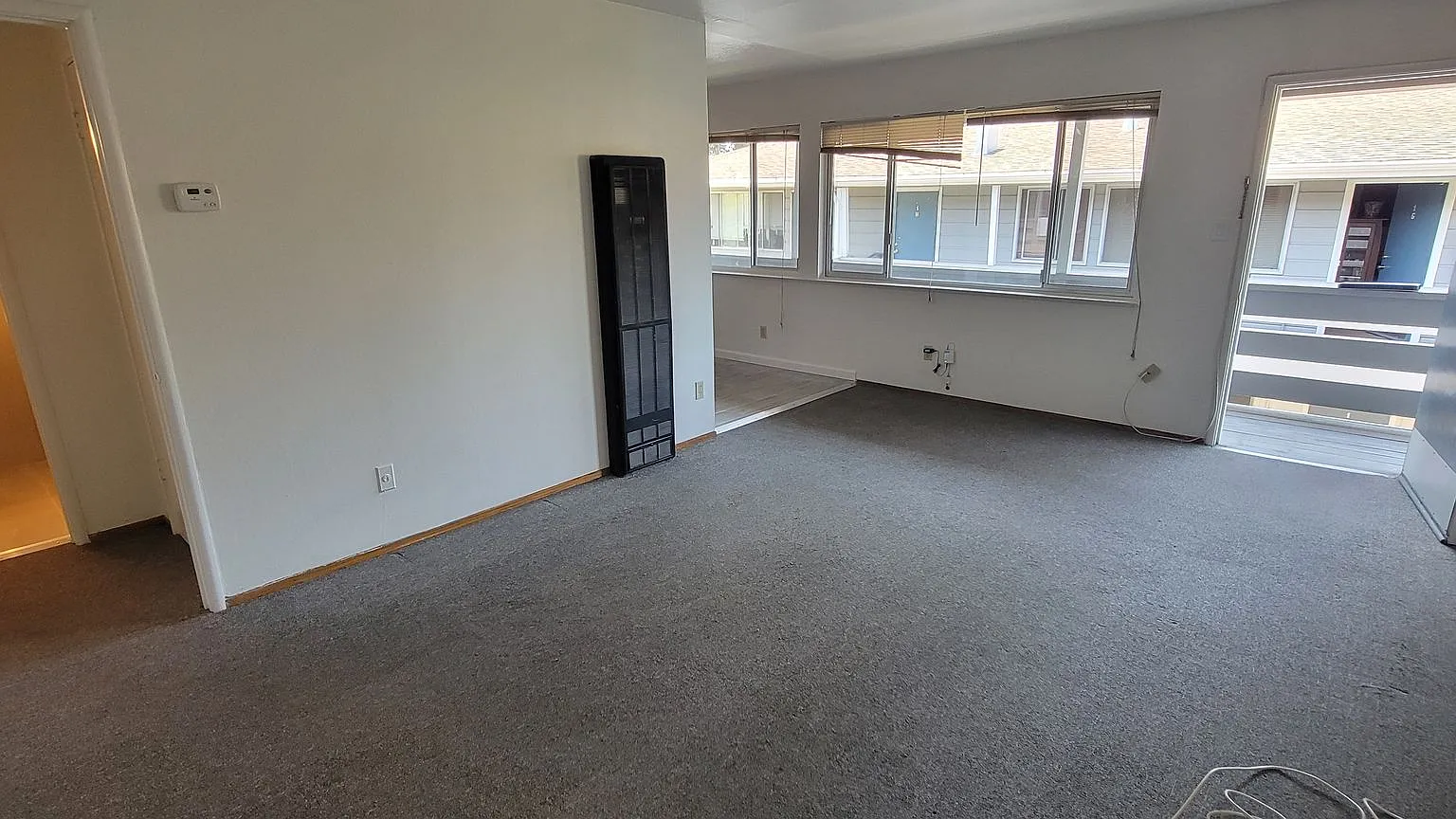Clean, quiet 2 bed 1 bath, freshly painted with new appliances — Photo 2