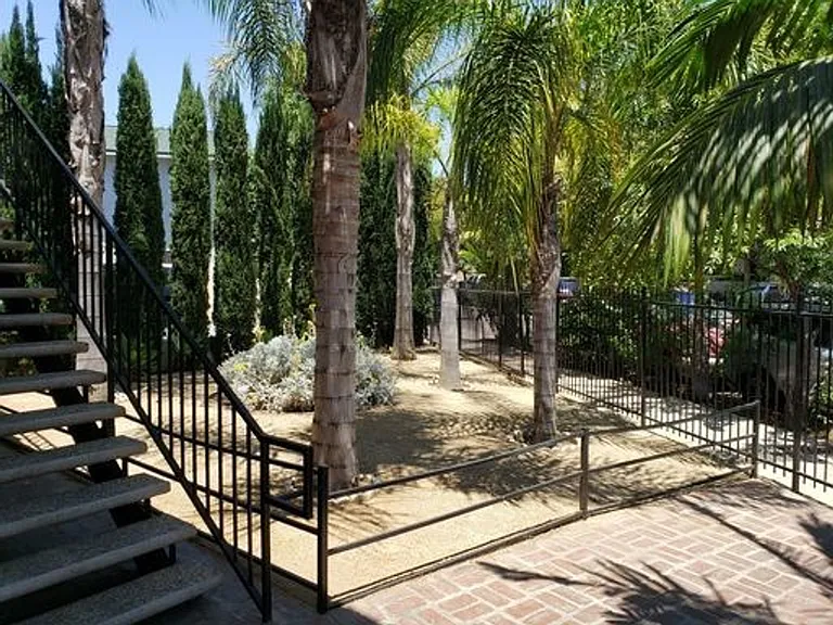 963 N Harvard Blvd — Photo 12