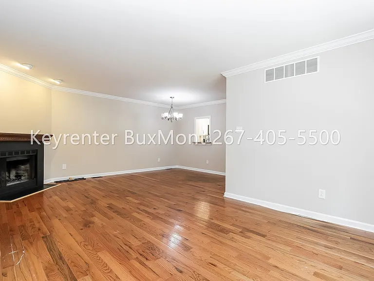 100 Victoria Dr — Photo 4