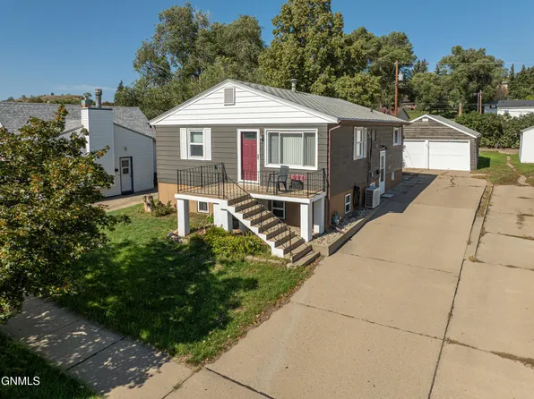 1204 1st St NE, Mandan, ND 58554