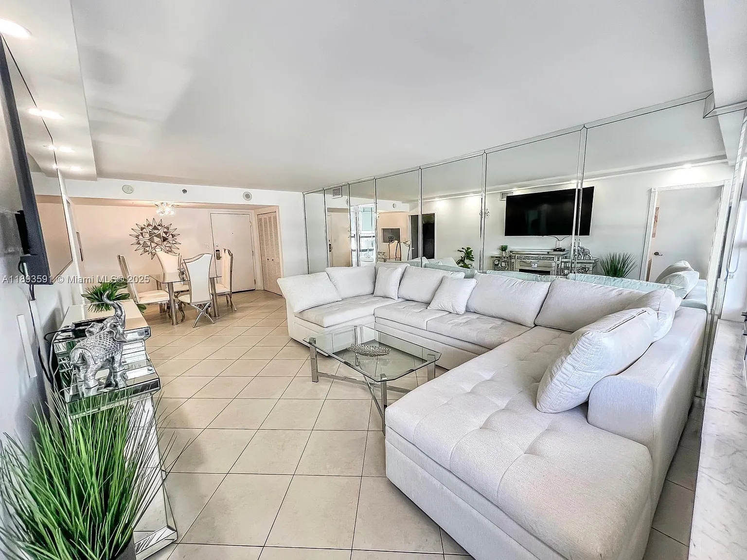 The Alexander Condo — Photo 4