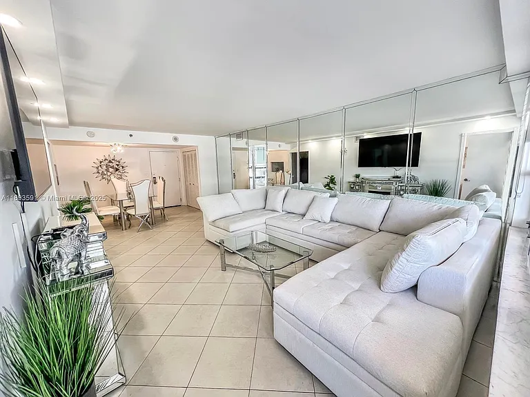 5225 Collins Ave #517 — Photo 4