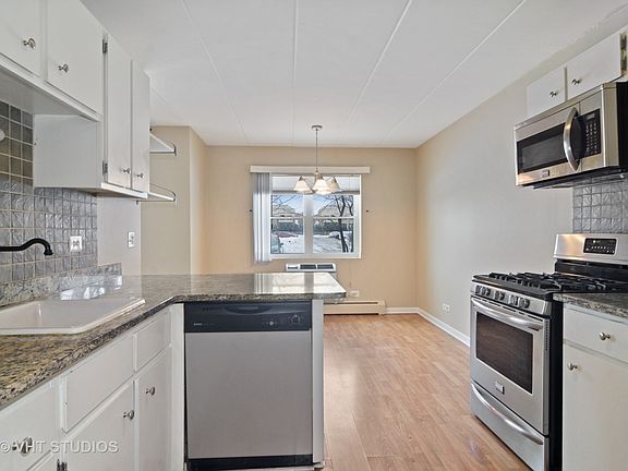 3rd image of 110 N Lincoln Ln APT 1C