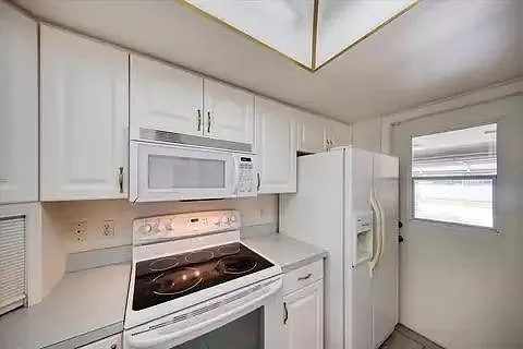 13741 Sussex Ave — Photo 8