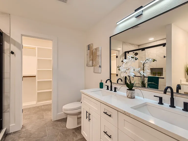 Masters Bathroom Upstairs
